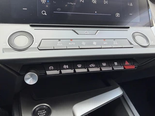 Peugeot e-308 SW Style EV 54 kWh | Demo Auto | Tot 8 jaar Garantie | Tot 420 Km WLTP | Navigatie via Telefoon | Warmtepomp | 18" Lichtmetalen Velgen | Adaptieve Cruise Control met Drive Assist | Full LED Verlichting | Climate Control | DAB Radio | Apple Carplay/Android Auto. / 26