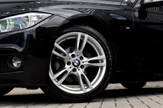 BMW 3 Serie Touring 320i M Sport Shadow  | Virtual Cockpit | Achteruitrijcamera | Groot Navi | HiFi | / 28