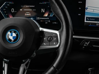 BMW iX1 eDrive20 67 kWh M Sport | SOH 100% | Trekhaak | Harman/Kardon | Keyless | LED | Camera | Navigatie | 18" / 19