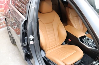 BMW 3 Serie Sedan 318i High Executive Luxury Line Automaat  / Live Cockpit Professional / Trekhaak / Stoelverwarming voor+achter / Achteruitrijcamera / Harman Kardon / Stuurverwarming / LED / Ambiance Verlichting / DAB / Sportstoelen / 18