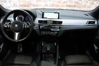 BMW X2 sDrive20i High Executive M Sport Pakket Automaat  / Navigatiesysteem Plus / Leder / Panoramadak / Stoelverwarming / LED / Harman Kardon / 19 Inch / Head-Up Display / Parkeersensoren voor+achter / Climate Control / Shadow Line / 16