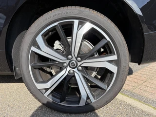 Volvo XC60 2.0 T8 Plug-in hybrid AWD Plus Dark / 17