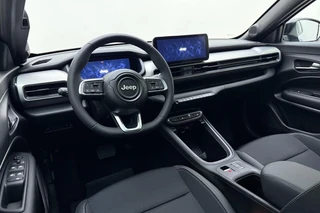 Jeep Avenger 1.2 e-Hybrid 110pk Black Edition | 8 Jaar Fabrieksgarantie | Panoramadak | Keyless | Navigatie | JBL audio | Elektrische kofferklep | Adaptieve cruise control | Stoelverwarming / 18