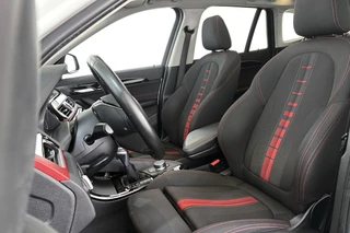 BMW X1 sDrive18i Executive Sport Line Panoramadak Trekhaak Groot Navi Stoelverwarming / 7
