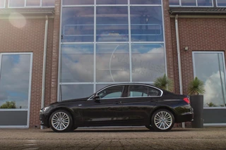 BMW 3-serie 316i Executive | Luxury Line | Sportstuur | Cruise control | Sportstoelen | Stoelverwarming | Climate control | Navigatie | Bluetooth | Regensensor | Lichtpakket | 18 inch | PDC / 7