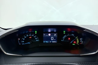 Peugeot e-2008 EV Allure 50 kWh | 100% SOH! l Apple Carplay/Android Auto l Bluetooth l DAB l Cruise Control l Climate Control l Navigatie l Lichtmetalen Velgen l PDC Achter / 30