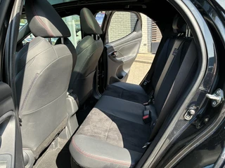 Toyota Yaris 1.5 Hybrid GR SPORT PANODAK STOEL/STUURVERW JBL-AUDIO HEAD-UP 18'' LM-VELGEN PARK-SENSOREN NAVI KEYLESS CAMERA APPLE/ANDROID NL-AUTO 1E-EIG / 5