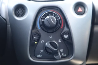 Toyota Aygo FIRST 5-DEURS LMV APPLE/ANDROID PRIVACY-GLASS LED AIRCO CAMERA BLUETOOTH DEALER-ONDERHOUDEN NL-AUTO / 26