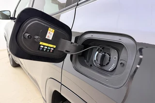 Jeep Compass 4xe 240 Plug-in Hybrid Electric S Automaat | Lederen bekleding | Trekhaak | Camera | Keyless | Lichtmetalen velgen black | Climate control / 21