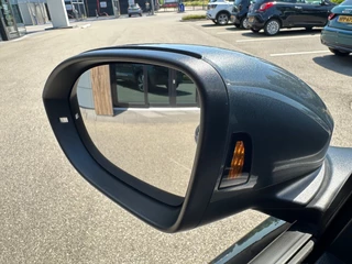 Volkswagen T-Roc 1.5 TSI 150pk DSG R-Line Camera | Keyless | Elek. Achterklep | Dode hoek | Rijklaar incl. 1 jaar Bovag garantie / 30