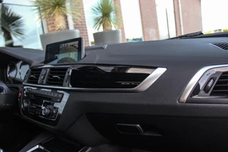 BMW 1-serie 120i Edition M Sport Shadow High Executive | 2e eigenaar | Driving Assistant | Schuif-/kanteldak | Camera | Harman Kardon | Keyless entry | LED | M sport remmen | PDC / 40