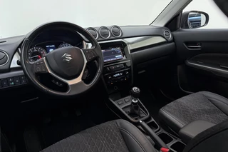 Suzuki Vitara 1.4 Boosterjet Style Smart Hybrid 129pk | Panoramadak | Trekhaak | Climate Control | Cruise Control Adaptief | Camera | Stoelverwarming | Navigatie | Parkeersensoren / 17