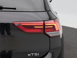 Volkswagen Golf 1.5 eTSi 150 Pk Automaat Style | Adaptive Cruise | Climatronic | Camera | CarPlay | Navigatie | 17 Inch / 16