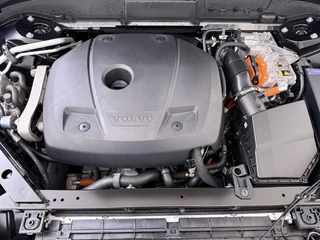 Volvo XC60 2.0 T6 Plug-in hybrid AWD Plus Dark / 17
