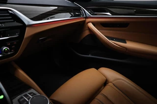 BMW 5-serie Touring 540i xDrive M-Sport | Facelift | PANORAMADAK | 360 CAMERA | TREKHAAK / 44