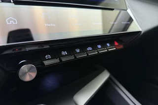 Peugeot 408 1.2 Hybrid 145 e-DCS6 Allure | Achteruitrijcamera | Dealer Onderhouden l Wireless Apple Carplay & Android Auto l TomTom Navigatie l DAB l Bluetooth l PDC l Camera l LED l Lichtmetalen Velgen / 25