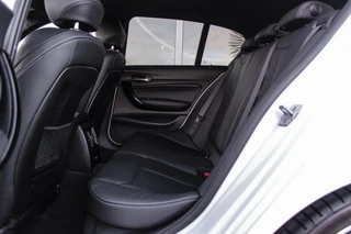 BMW 1-serie 120i Edition M Sport Shadow High Executive | 2e eigenaar | Driving Assistant | Schuif-/kanteldak | Camera | Harman Kardon | Keyless entry | LED | M sport remmen | PDC / 18
