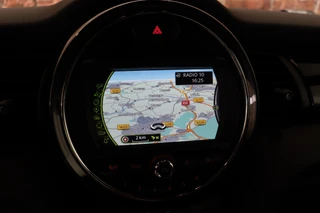 MINI Cooper Hatchback Chili Serious Business 3 deurs / Navigatiesysteem / Leder / John Cooper Works Exterieurpakket / Lichtpakket / Extra Getint Glas / Climate Control / Parkeersensoren / LED / Bluetooth / Cruise Control / Sportstoelen / 17 Inch / 21
