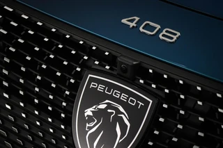 Peugeot e-408 Allure 58 kWh | NIEUW | COMFORT / CONNECT / 360 VISION & DRIVE ASSIST- PACK | STUURVERWARMING | DAB | APPLE | CAMERA / 18