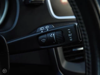 Volvo V40 2.0 D3 150 PK Business Sport R-Design Panoramadak Harman Kardon LED Standkachel Trekhaak Stoelverwarming 18" / 24