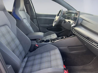 Volkswagen Golf 1.5 eHybrid GTE 272pk / 5JR Garantie / Pano / Trekhaak / DCC / Keyless / Matrix / 360 / HUD / 12