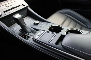 Lexus RC 300h F SPORT Line NL-AUTO CRUISE TRIPLE-LED STOELVENT BLIND-SPOT 19" LM-VELGEN / 33