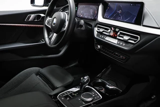 BMW 1-serie 118i Business Edition | SPORT LINE | PANORAMADAK | SPORTSTOELEN | DAB | APPLE / 4