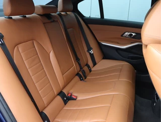 BMW 3 Serie 320i High Executive Edition  | Schuifdak | Leder | Camera | Org. NL / 21