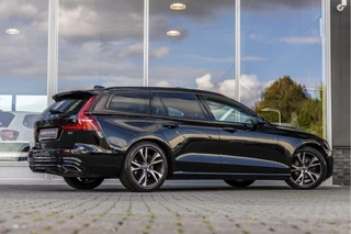 Volvo V60 2.0 B4 Momentum Business  | Pano | Harman Kardon | / 2
