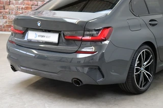 BMW 3 Serie Sedan 330i Executive M Sport Pakket Automaat  / Live Cockpit Professional / Schuif-/kanteldak / Sportstoelen / Achteruitrijcamera / Active Cruise Control met Stop en Go-functie / 19 Inch / Hifi / M Sportremsysteem / Leder / Shadow Line / Neerklapbare Achterbank / Extra Getint Glas / 6
