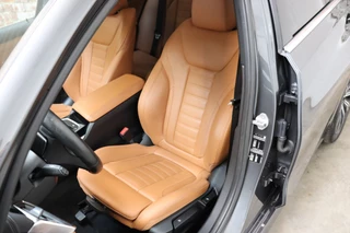 BMW 3 Serie Sedan 318i High Executive Luxury Line Automaat  / Live Cockpit Professional / Trekhaak / Stoelverwarming voor+achter / Achteruitrijcamera / Harman Kardon / Stuurverwarming / LED / Ambiance Verlichting / DAB / Sportstoelen / 14
