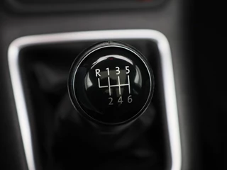 Volkswagen Tiguan 1.4 TSi R-Line Edition 125 Pk | Panoramadak | Trekhaak | Camera | Cruise Control | Climatronic | Navigatie | 18 Inch / 29