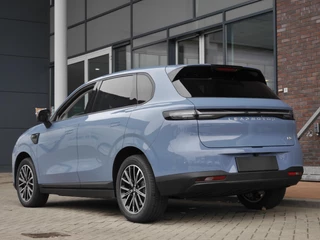 Leapmotor B10 Design ProMax 67.1 kWh Licht interieur | Wltp 434km | 750kg trekgewicht | Stoel en stuur verwarming | 360 graden camera | Lederen bekleding | Panoramadak | Led | Regensensor | Sfeerverlichting | Elektrisch verstelbare voorstoelen / 6
