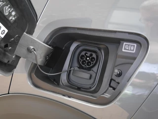 Peugeot e-2008 EV Allure Avantage 54 kWh | Camera rondom | Adaptieve cruise control | Navigatie | Draadloze telefoonoplader | Lichtmetalen velgen | Nieuwe auto | 406KM Actieradius WLTP / 32