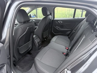 BMW 1-serie 118i Executive Edition | Carplay | PDC | Navi | Sportstuur / 29