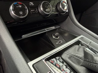 Škoda Superb COMBI 1.5 TSI ACT Business Edition - Automaat Stoelverw. Navi Camera 17inch LMV / 42