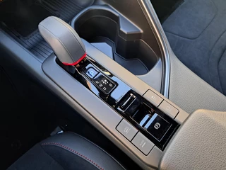 Toyota C-HR 2.0 Plug-in Hybrid 220 GR SPORT NIEUW DIRECT LEVERBAAR STOEL/STUURWIELVERWARMING PDC DRAADLOOSLADEN / 22