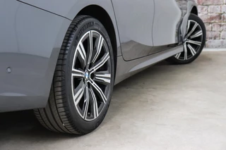 BMW 3 Serie Sedan 318i High Executive Luxury Line Automaat  / Live Cockpit Professional / Trekhaak / Stoelverwarming voor+achter / Achteruitrijcamera / Harman Kardon / Stuurverwarming / LED / Ambiance Verlichting / DAB / Sportstoelen / 7