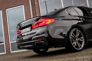 BMW 5-serie M550d xDrive High Executive | 2e eigenaar | Driving Assistant Plus | Innovation pakket | Stoelverwarming & -ventilatie | Stuurverwarming | Harman-kardon | 360 camera / 56