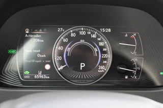 Lexus UX 250h Preference Line 1e EIGENAAR NL-AUTO KEYLESS CARPLAY/ANDROID BLIND-SPOT CAMERA PARK-SENS / 19