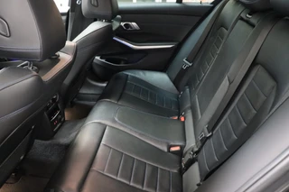 BMW 3 Serie Sedan 330i Executive M Sport Pakket Automaat  / Live Cockpit Professional / Schuif-/kanteldak / Sportstoelen / Achteruitrijcamera / Active Cruise Control met Stop en Go-functie / 19 Inch / Hifi / M Sportremsysteem / Leder / Shadow Line / Neerklapbare Achterbank / Extra Getint Glas / 13