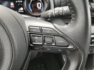 Toyota Yaris 1.5 HYBRID EXECUTIVE HEAD-UP STOELVERWARMING BI-TONE PARK-SENSOREN HALF-LEDER 17"LM-VELGEN PRIVACY-GLASS / 17