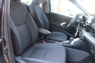 Toyota Yaris 1.5 HYB. ACTIVE Automaat / Camera / Cruise control / Dab radio / Apple carp. / 22