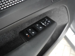 Volvo XC40 1.5 T3 Momentum Business | Zwart dak | Navigatie | Adaptieve Cruise control | Camera | Elektrische achterklep | Elektrisch verstelbare stoelen met geheugen / 16