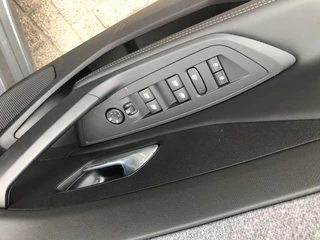 Peugeot 308 SW 1.6 Plug-in Hybrid 195 Allure 195pk | Rondom Camera | Stoel - Stuurverwarming | Trekhaak | Climate Control | Apple Carplay - Android Auto | Keyless Start / 10