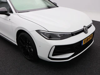Volkswagen Passat Variant 1.5 eHybrid 272 Pk R-Line | Black Style | Stoel/Stuurverwarming | Panoramadak | 360 Camera | Head Up | Memory | Trekhaak | 19 Inch | 155 Km !! / 13