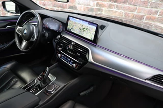 BMW 5 Serie Touring 520i High Executive M Sport Pakket Automaat  / Trekhaak / Panoramadak / Stoelverwarming / Nappa Leder / Comfortstoelen / Achteruitrijcamera / Apple Carplay / Driving Assistant / Cruise Control / Navigatie Professional / Adaptief Onderstel / 20