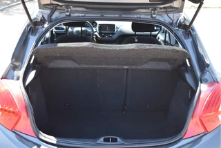 Peugeot 208 1.2 PureTech Style  | NL-Auto | Navi | Cruise Control | Airco | Bluetooth | Park.sensoren | LM-Velgen | NAP / 12