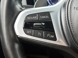 BMW 3-serie 330e xDrive | Dravit Grau | Camera | Stoelverwarming | Memory Stoelen | / 19