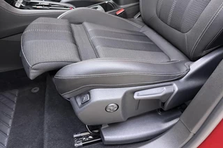 Opel Grandland 1.6 Turbo Plug-In Hybrid GS | 225PK | Automaat | Adaptive Cruise Control | Stoelverwarming | Verwarmd stuurwiel | Drive Assist | AGR Stoelen Voor | Navigatie | Parkeercamera achter | Apple Carplay & Android Auto / 19